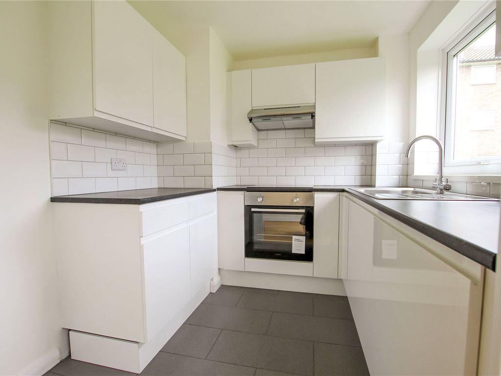 2 bed flat for sale in Wokingham Road, Bracknell, Berkshire RG42, £220,000