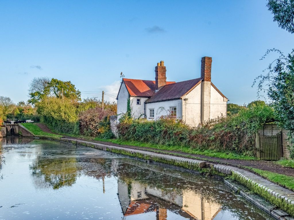 3 bed cottage for sale in Upper Gambolds Lane, Stoke Prior, Bromsgrove, Worcestershire B60, £325,000
