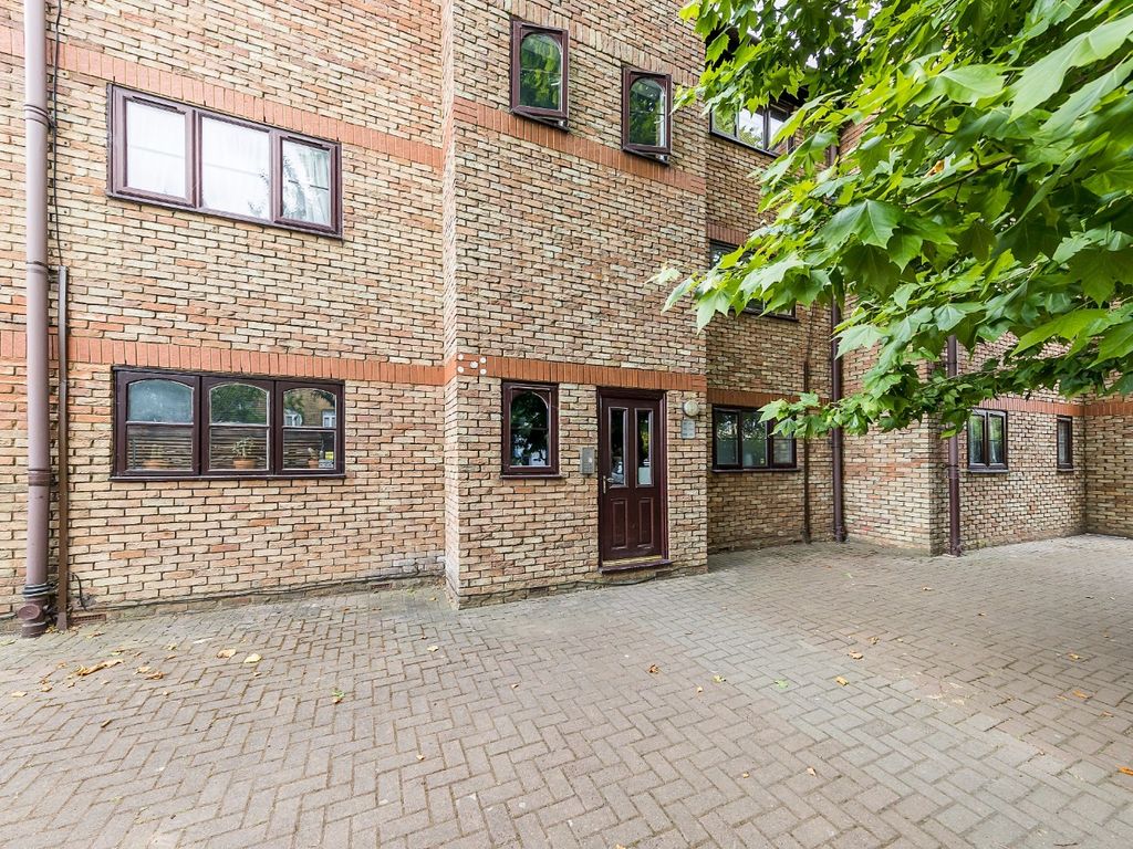 1 bed flat to rent in Chobham Road, London E15, £1,450 pcm