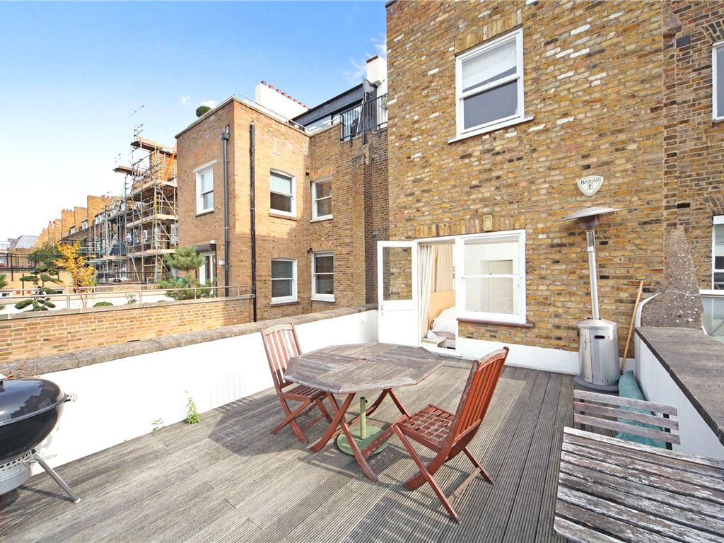 2 bed flat for sale in Queens Gate, London SW7, £1,500,000