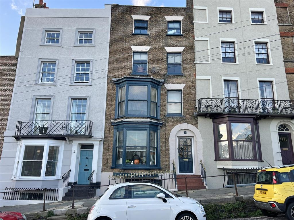 Room to rent in Trinity Square, Margate CT9, £650 pcm