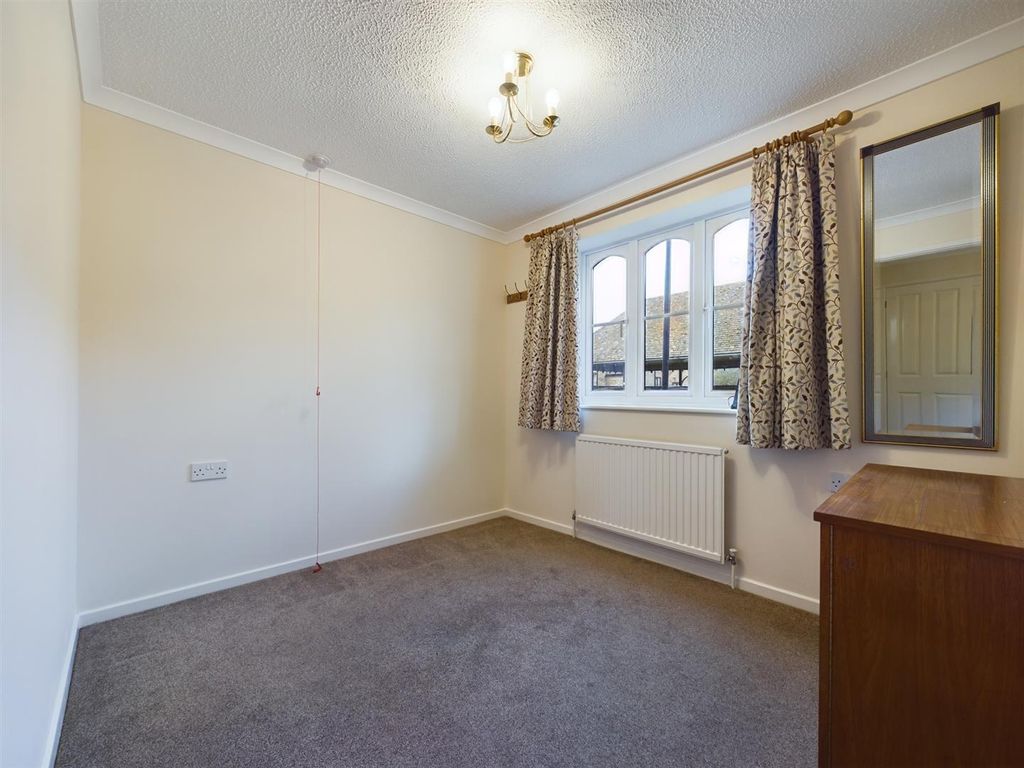 2 bed flat for sale in Highfield Court, Burghfield Common, Reading RG7, £230,000