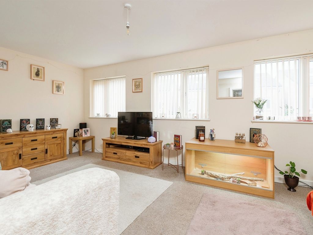 3 bed flat for sale in Wellington Court, Bradford BD6, £95,000