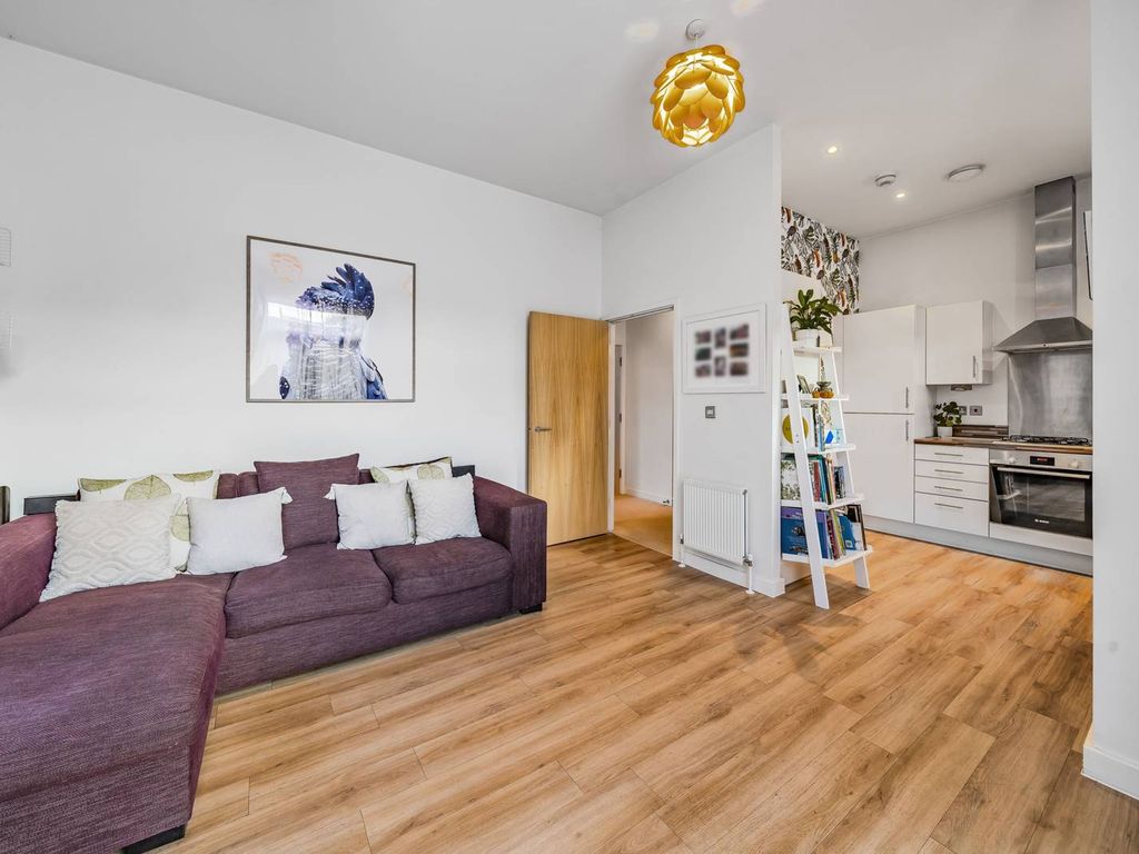 1 bed flat for sale in Strawbridge Court, Harringay, London N15, £325,000