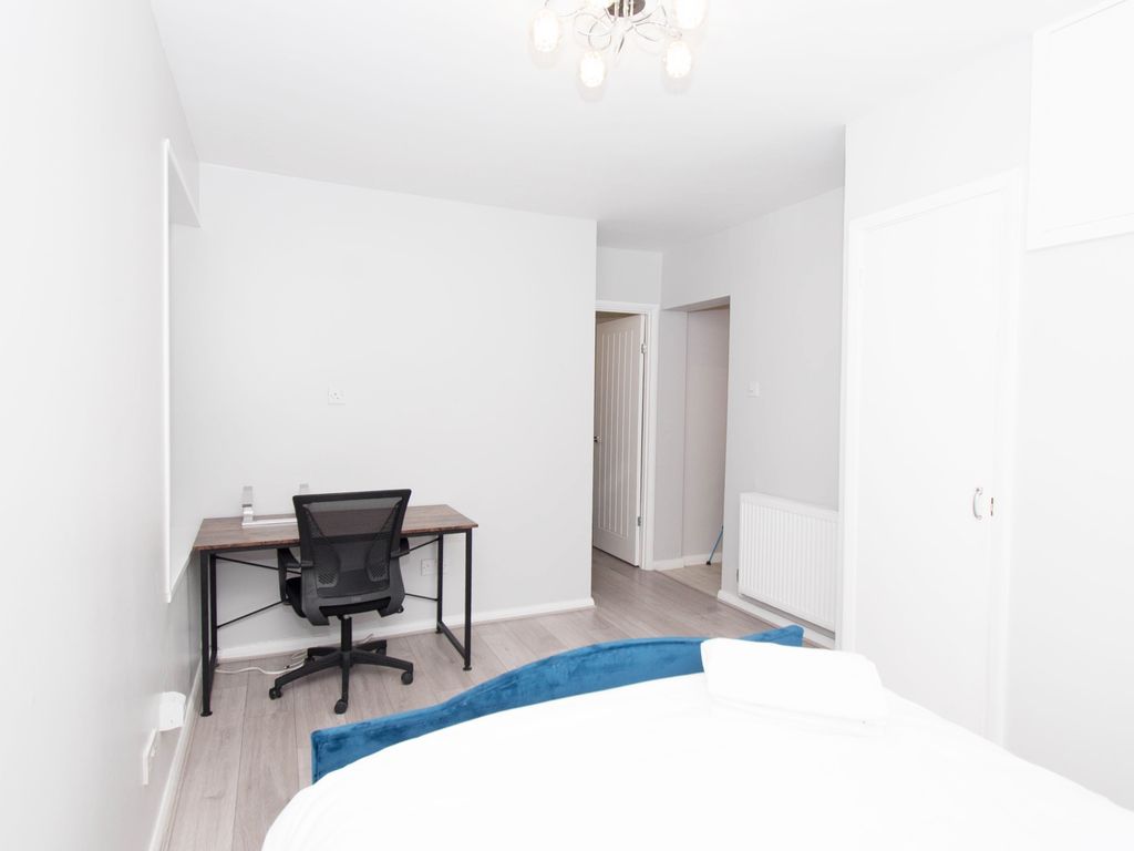 1 bed flat for sale in Winton Way, London SW16, £250,000