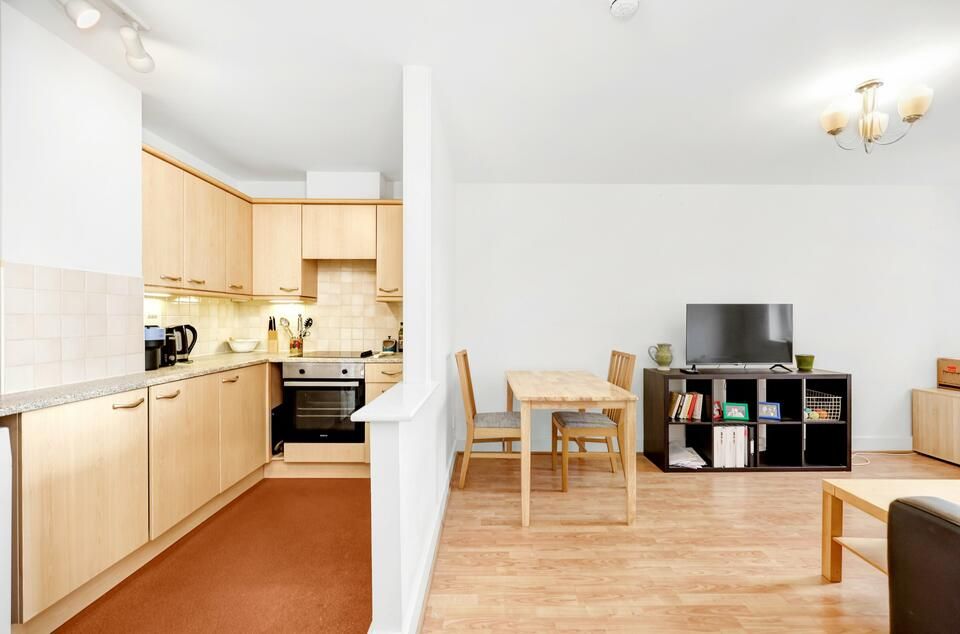 2 bed flat for sale in Commercial Road, London E1, £425,000