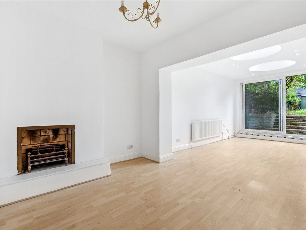 3 bed flat for sale in Fulham Road, Fulham, London SW6, £900,000