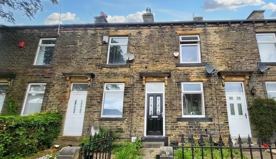 2 bed terraced house for sale in South View Road, Bradford BD4, £152,000