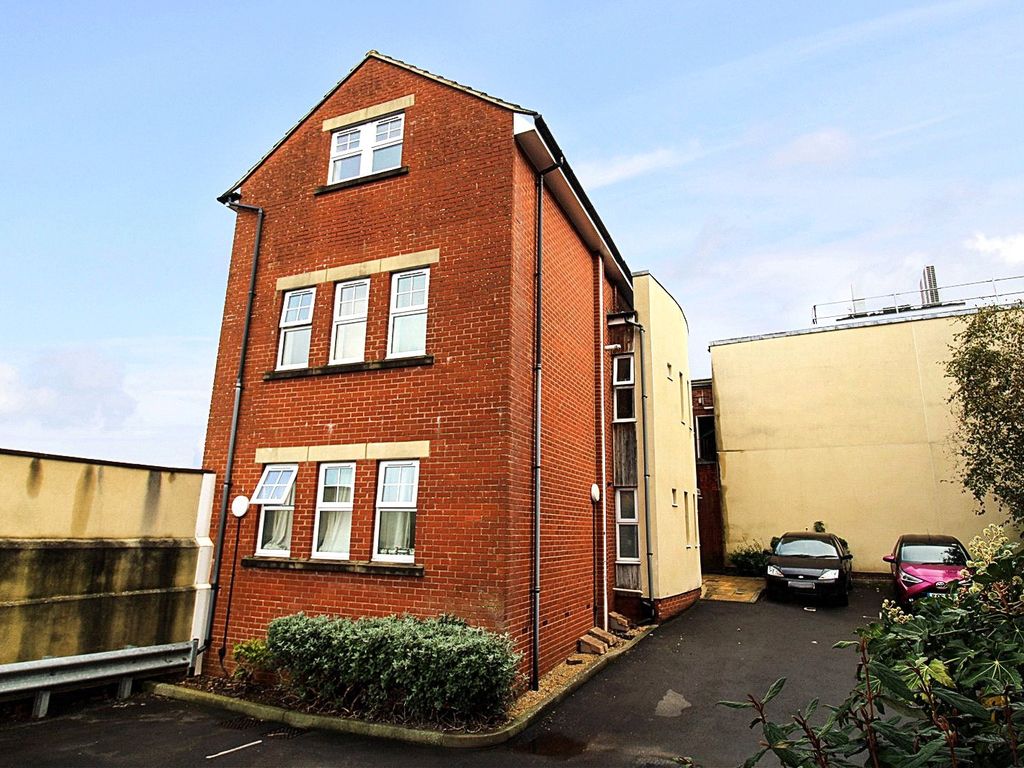 2 bed flat for sale in Redcross Place, Swindon, Wiltshire SN1, £140,000