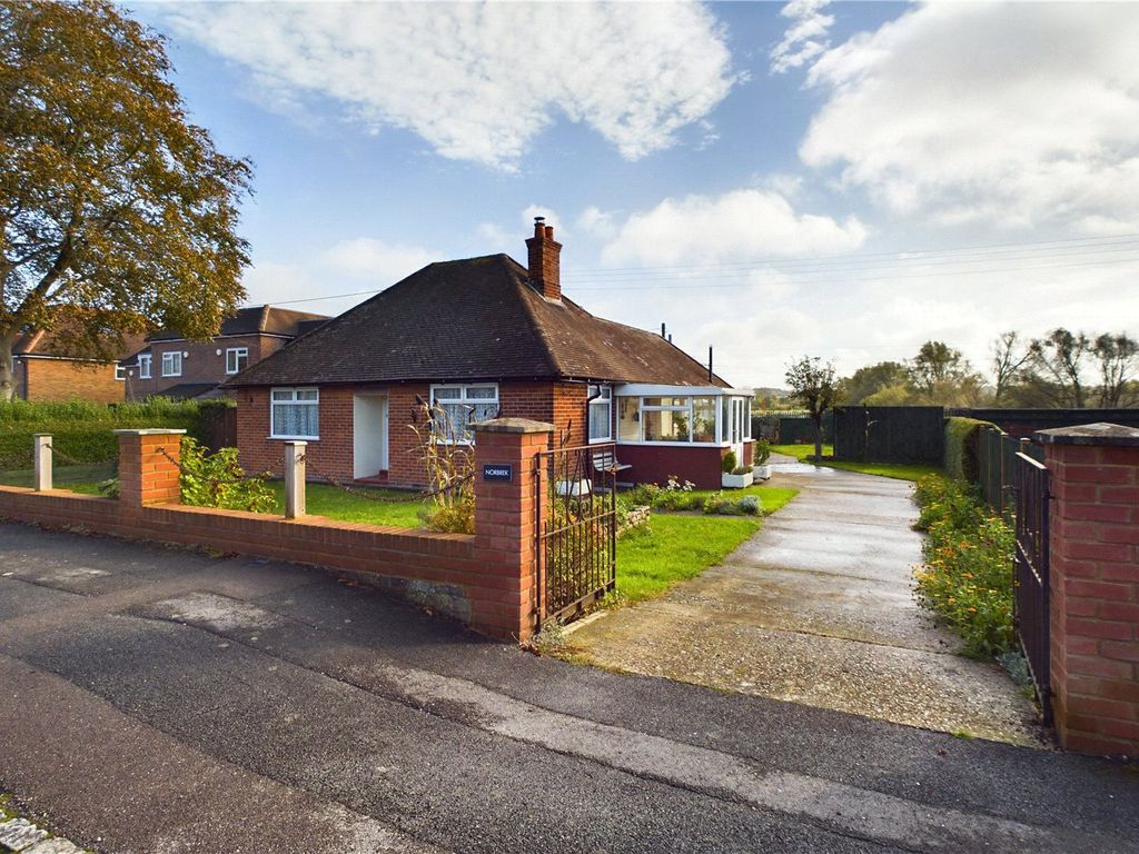 2 bed bungalow for sale in Norbrek, Bath Road, Padworth, Reading RG7, £375,000