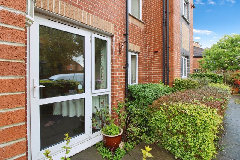 2 bed flat for sale in Mayflower Court, Southampton SO16, £130,000