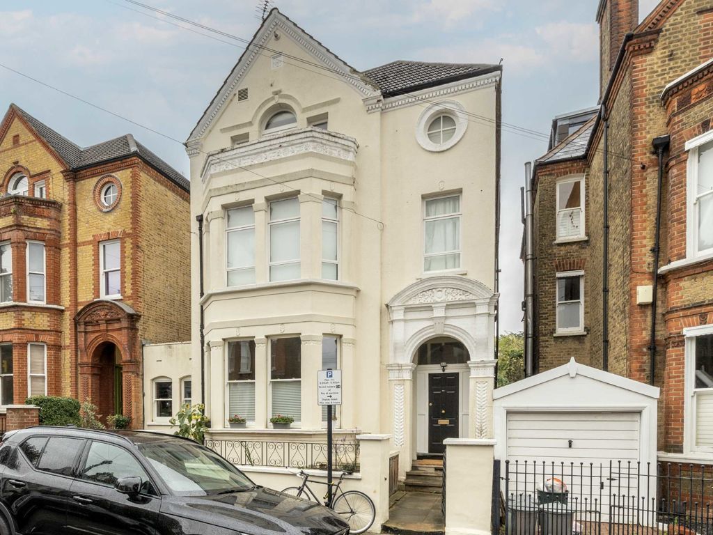 1 bed flat for sale in Thurleigh Road, London SW12, £550,000