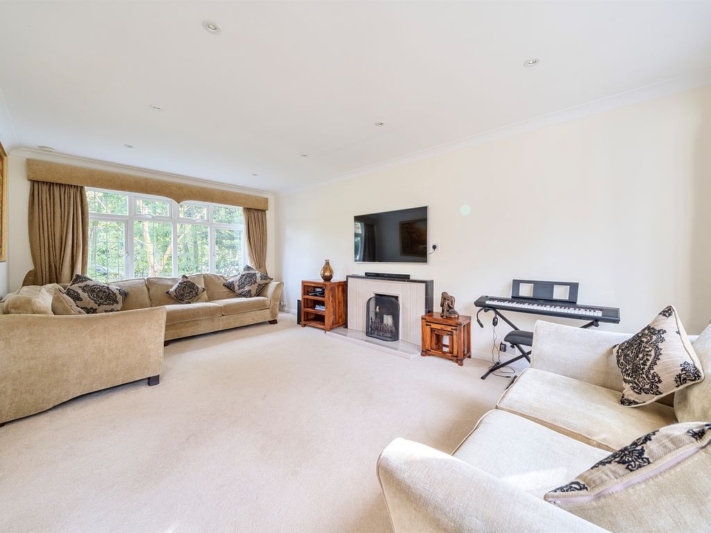 4 bed detached house for sale in Hasting Close, Bray, Maidenhead SL6, £900,000