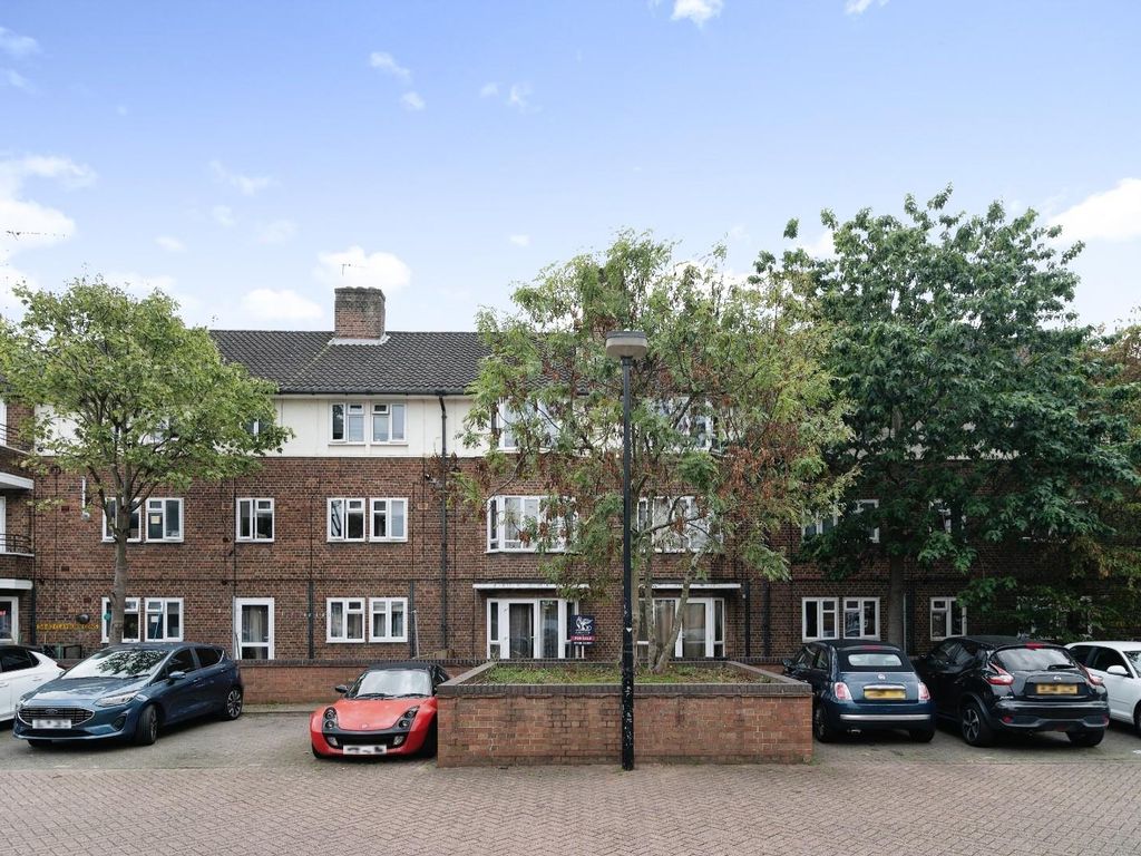 1 bed flat for sale in Clayburn Gardens, South Ockendon RM15, £150,000