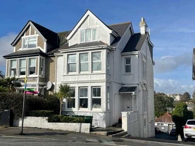 2 bed flat for sale in Avenue Road, Falmouth TR11, £235,000