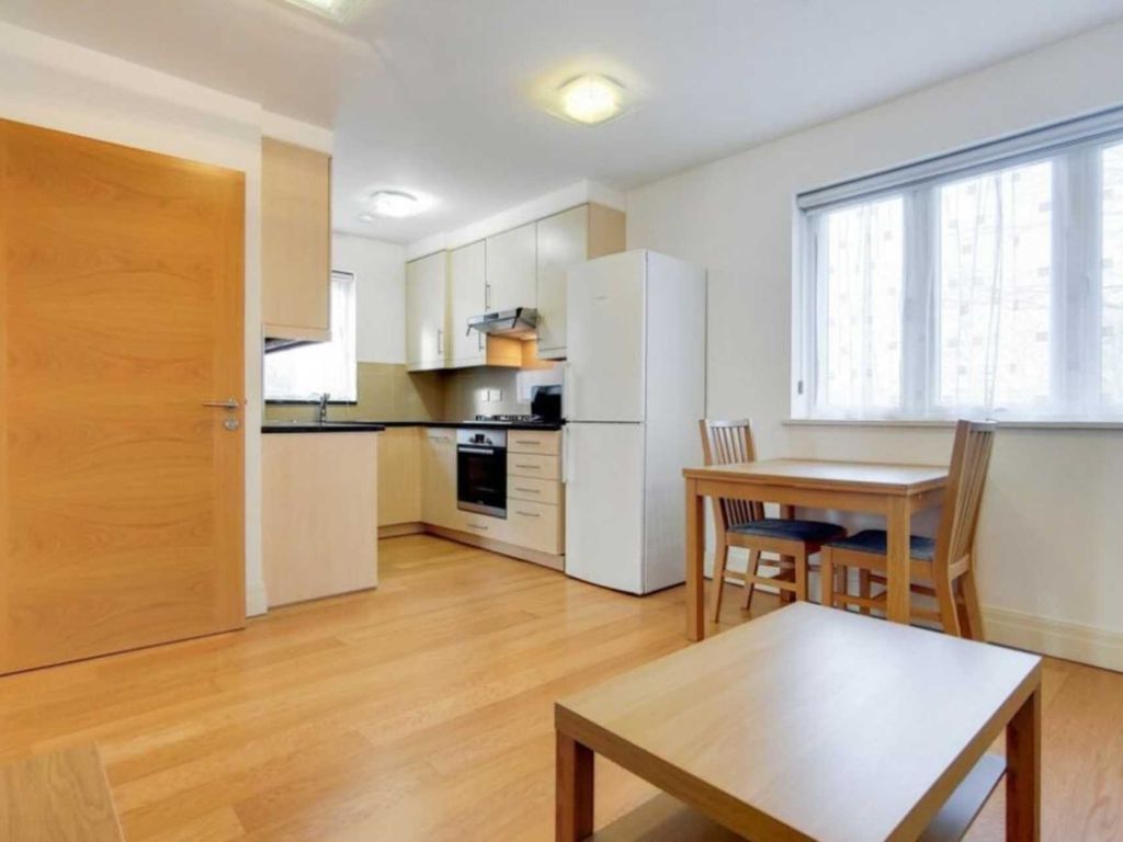 2 bed flat to rent in Gunnersbury Crescent, London W3, £2,200 pcm