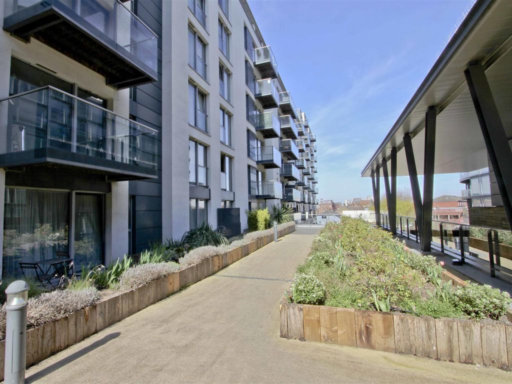 1 bed flat for sale in Station Approach, Hayes UB3, £240,000