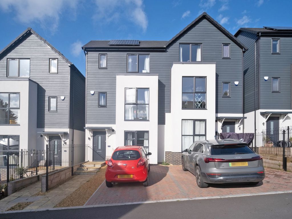4 bed town house for sale in Harrys Orchard, Bristol BS4, £525,000
