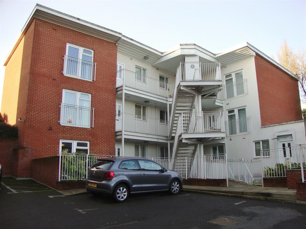 1 bed flat to rent in Walnut Tree Close, Guildford GU1, £1,300 pcm