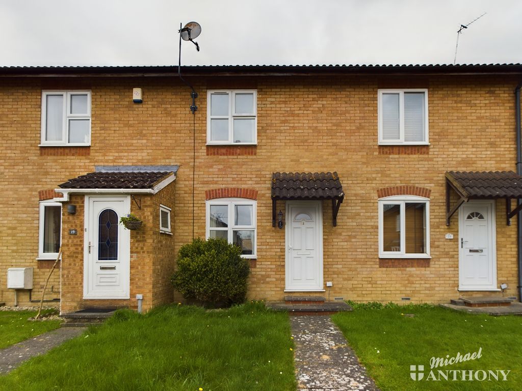 1 bed terraced house for sale in Deverill Road, Aylesbury HP21, £200,000