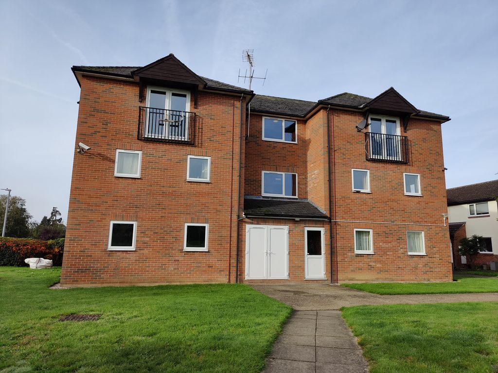 1 bed flat for sale in Carnation Drive, Saffron Walden CB10, £150,000