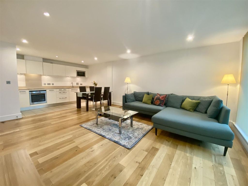 2 bed flat to rent in Kestrel House, St Georges Wharf SW8, £3,358 pcm