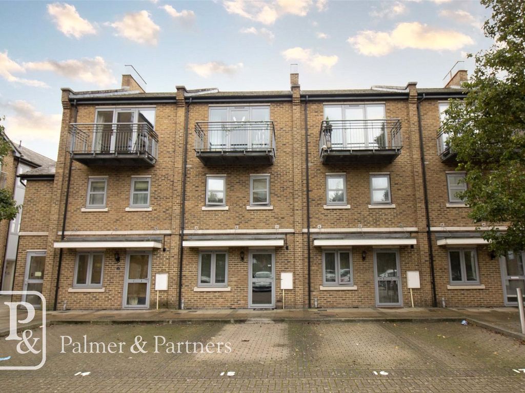 2 bed flat for sale in Rotary Way, Colchester, Essex CO3, £175,000