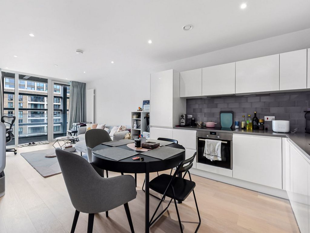 1 bed flat for sale in Flagship House, Royal Wharf E16, £360,000
