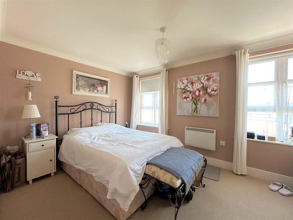 2 bed flat for sale in Bradford Road, Swindon SN1, £170,000