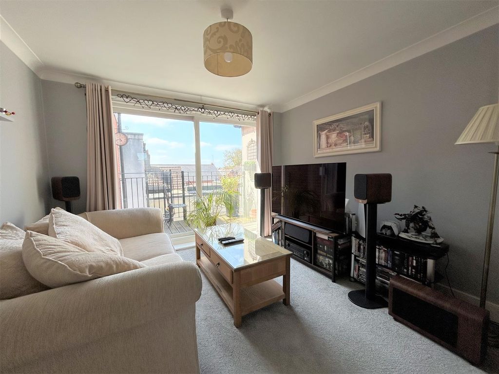 2 bed flat for sale in Bradford Road, Swindon SN1, £170,000