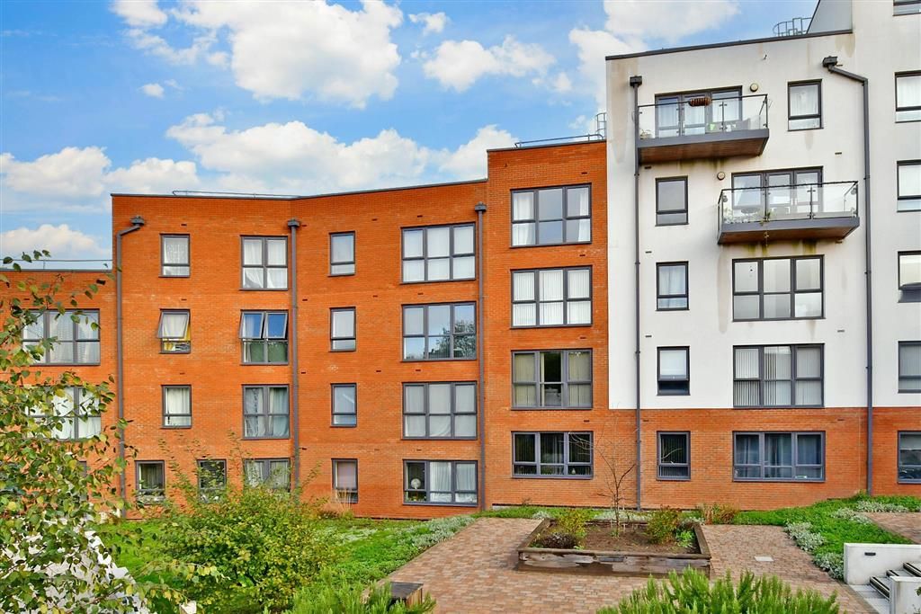 1 bed flat for sale in West Green Drive, West Green, Crawley, West Sussex RH11, £170,000