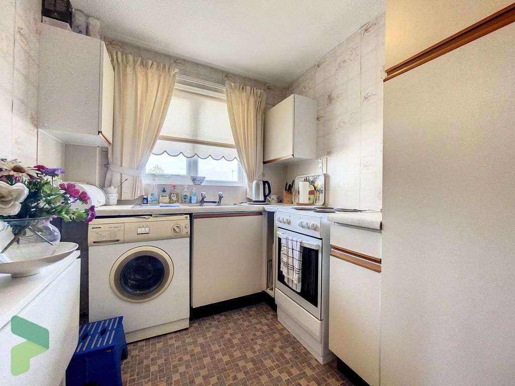 2 bed flat for sale in Bowling Green Close, Darwen BB3, £86,250