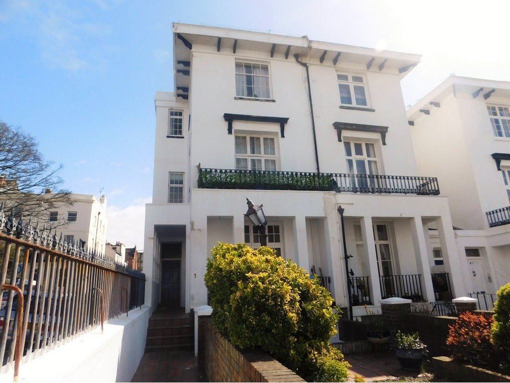 2 bed flat for sale in Norfolk Square, Brighton BN1, £375,000