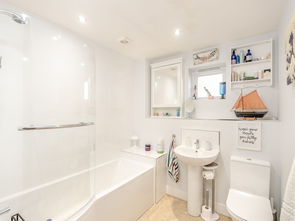 3 bed flat for sale in Riverside Place, Stamford PE9, £400,000