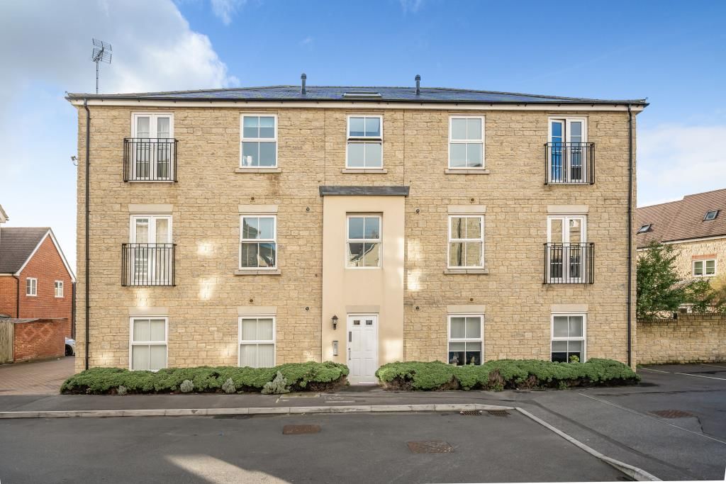 2 bed flat for sale in Swindon, Wiltshire SN25, £165,000