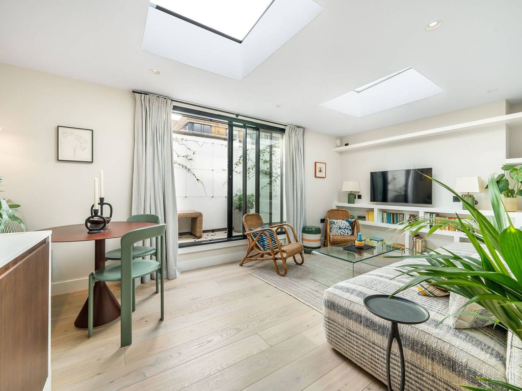 1 bed flat for sale in Pembroke Road, Kensington, London W8, £600,000