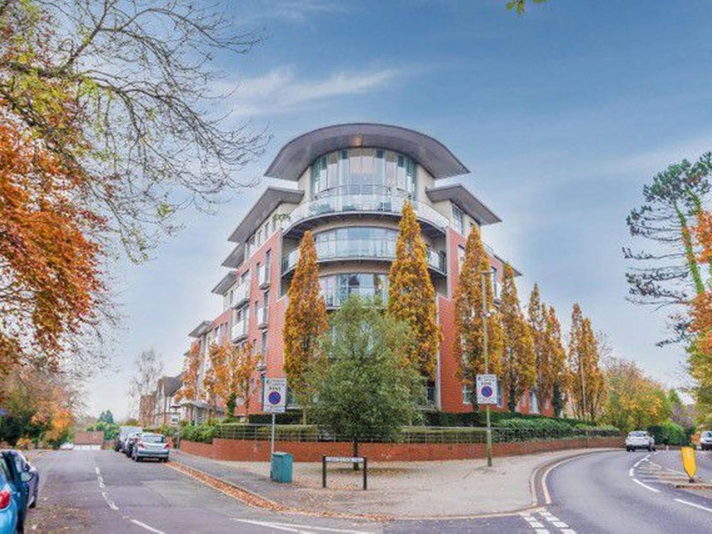 2 bed flat to rent in Constitution Hill, Woking GU22, £3,900 pcm