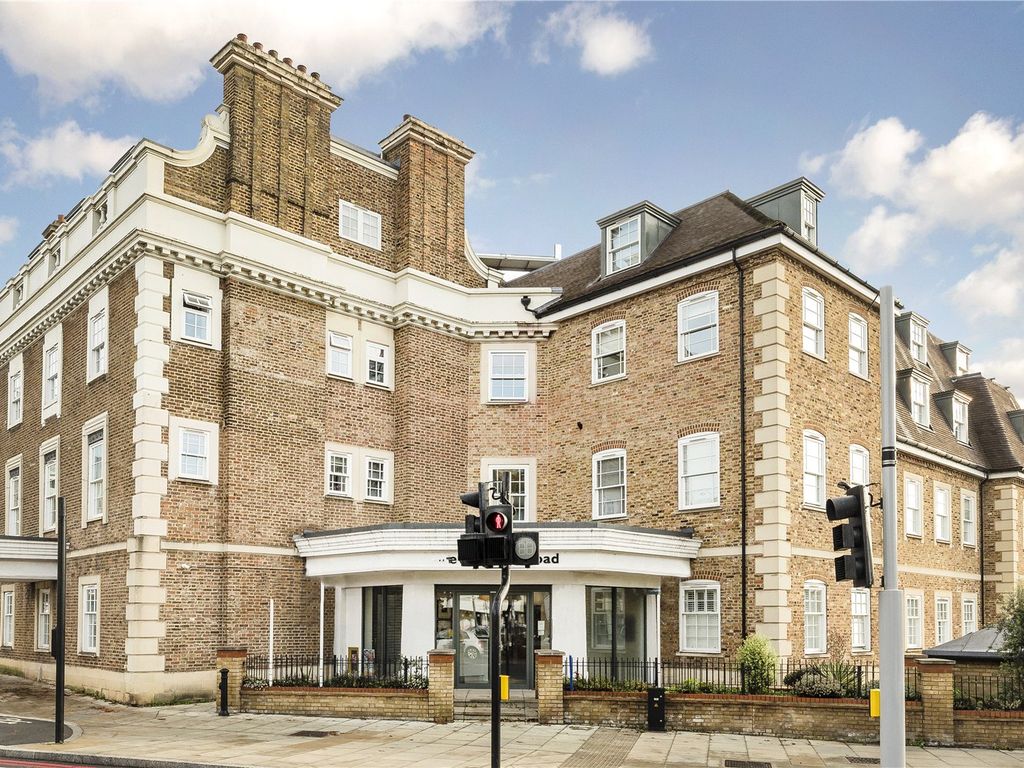 2 bed flat for sale in Kew Bridge Road, Brentford TW8, £549,000