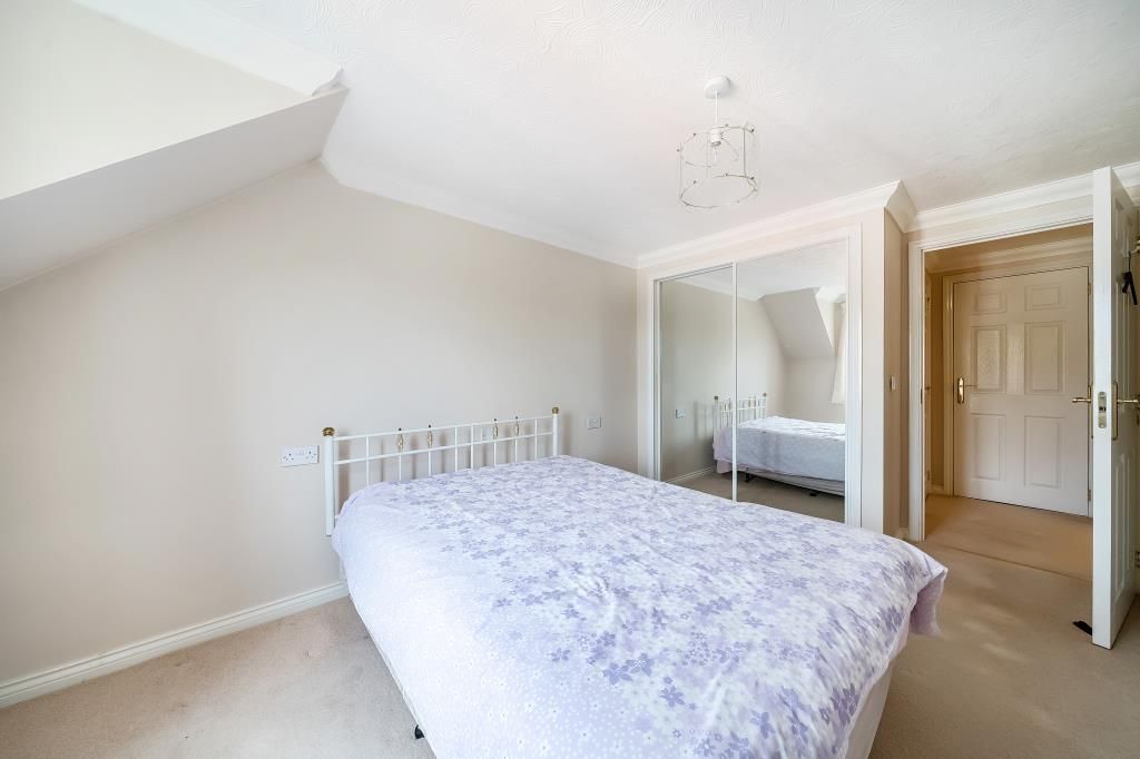 2 bed flat to rent in Lightwater, Surrey GU18, £1,150 pcm