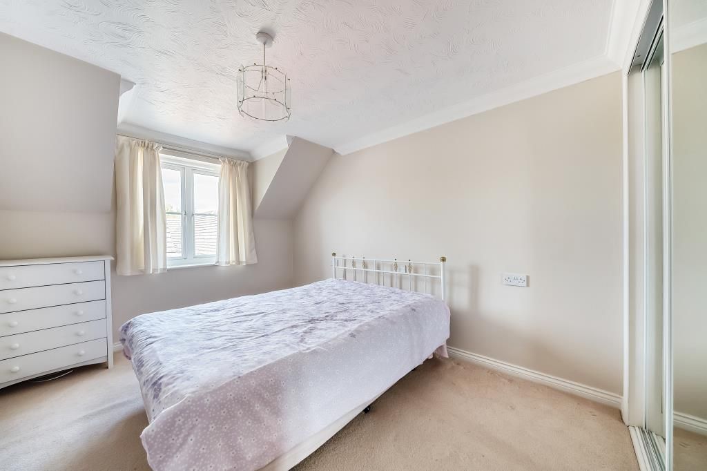 2 bed flat to rent in Lightwater, Surrey GU18, £1,150 pcm
