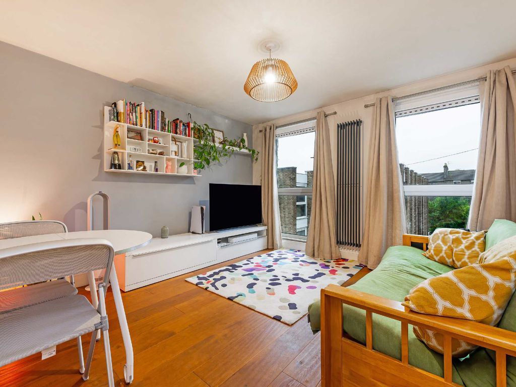 1 bed flat for sale in Hornsey Road, London N19, £300,000