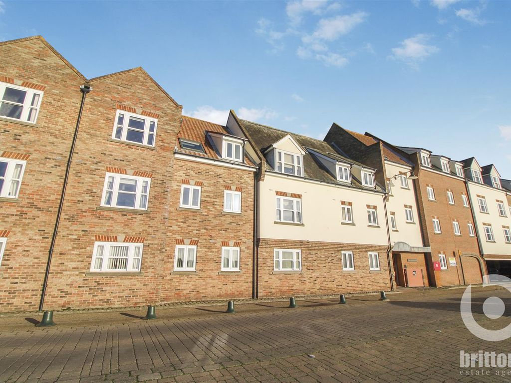 2 bed flat for sale in South Quay, King's Lynn PE30, £115,000