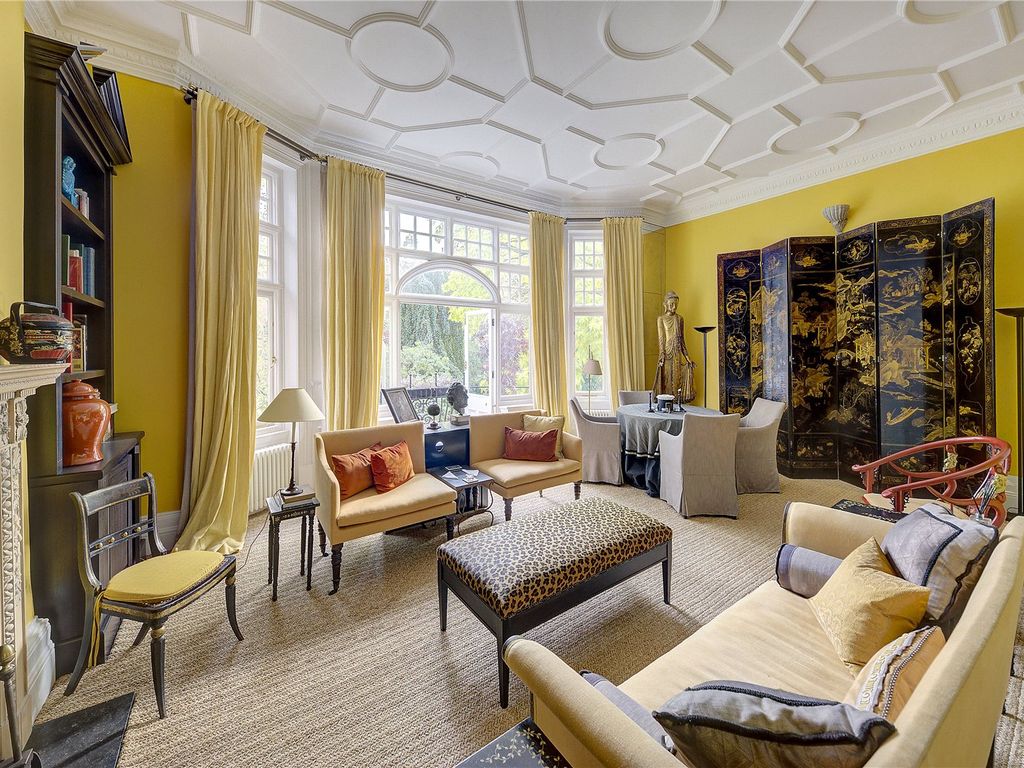 1 bed flat for sale in Cadogan Gardens, London SW3, £2,450,000