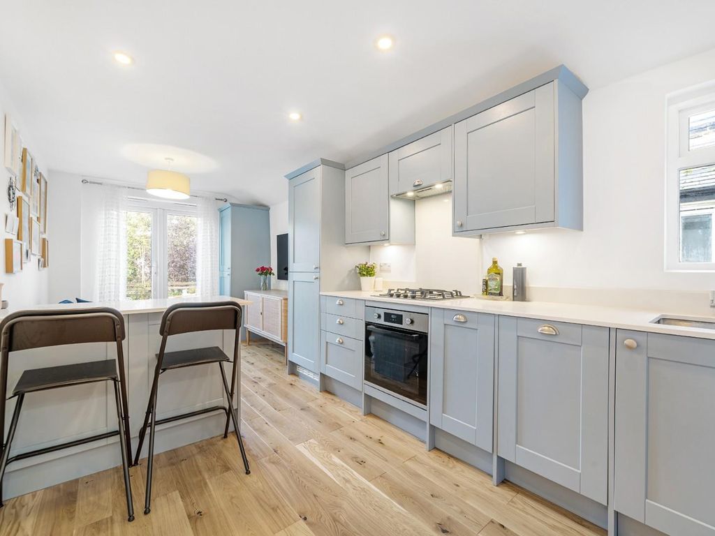 2 bed flat for sale in Barnwell Road, London SW2, £565,000