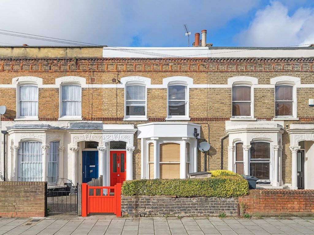2 bed flat for sale in Barnwell Road, London SW2, £565,000
