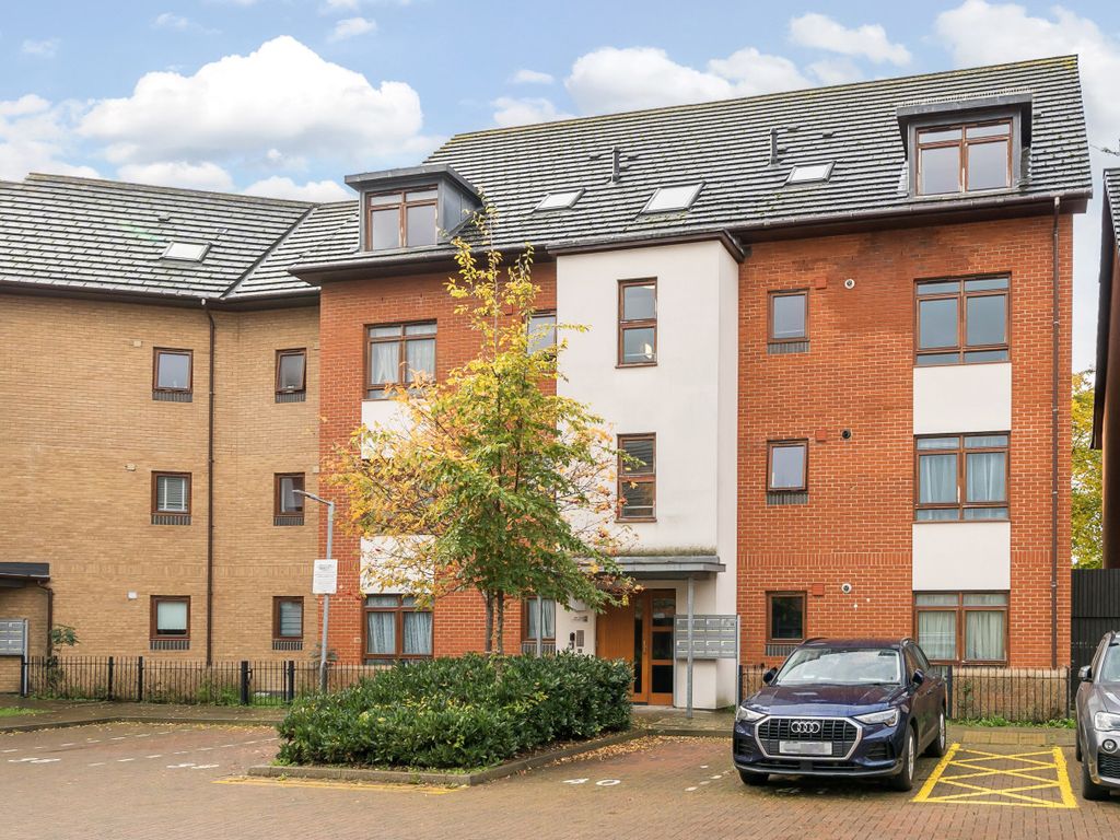 1 bed flat for sale in Pellow Close, Barnet EN5, £300,000