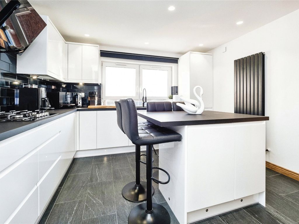 2 bed flat for sale in Great Cullings, Romford RM7, £300,000