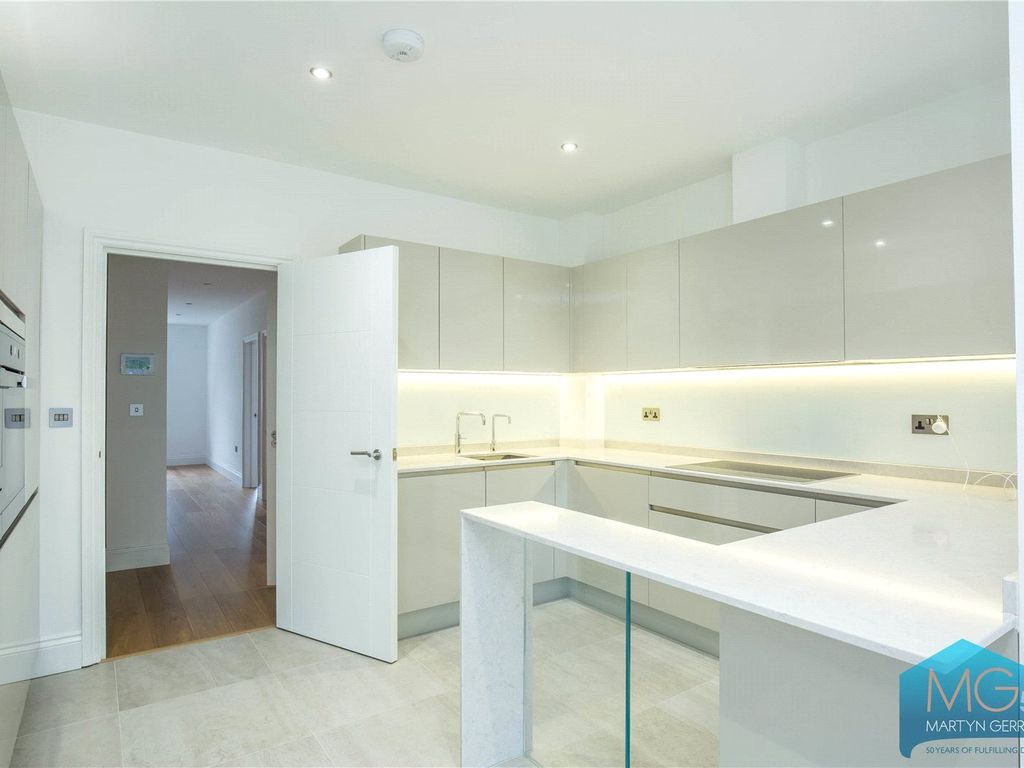 3 bed flat to rent in Colney Hatch Lane, Muswell Hill, London N10, £3,000 pcm