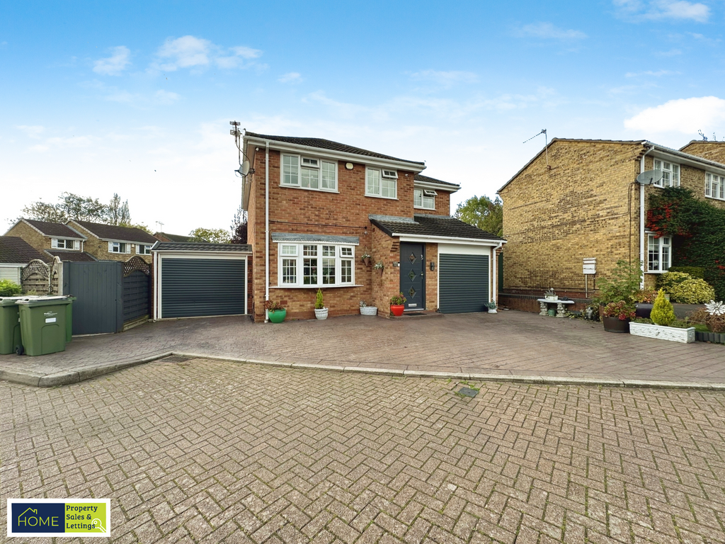 4 bed detached house for sale in Grosvenor Close, Glen Parva, Leicester LE2, £395,000
