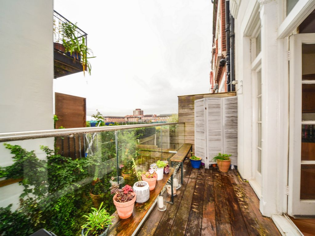 1 bed flat for sale in Comeragh Road, Barons Court W14, £495,000